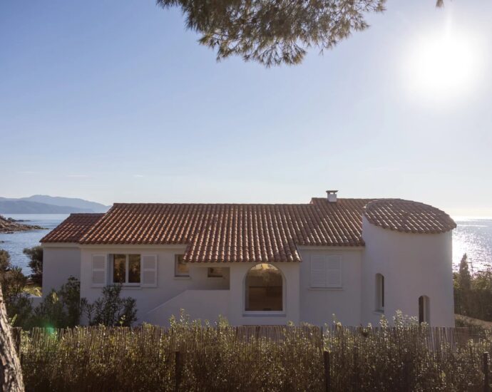 Sagone, Villa pieds dans l&rsquo;eau, 6 chambres, vue mer panoramique, accès plage à pied