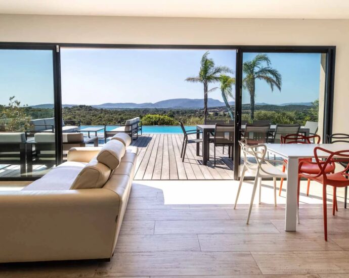 Porto-Vecchio, Villa 4 chambres, Vue panoramique mer et montagnes, piscine chauffée, proche plages