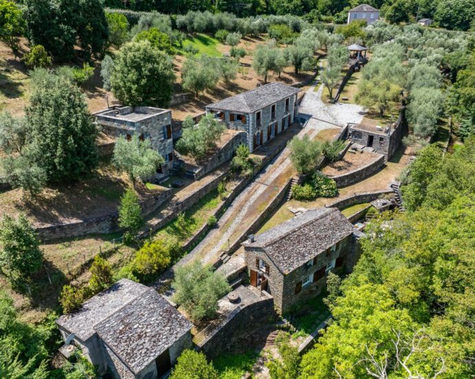 Castagniccia, Proche Bastia, Domaine 7 chambres, Piscine chauffée, accès rivière, proche plages