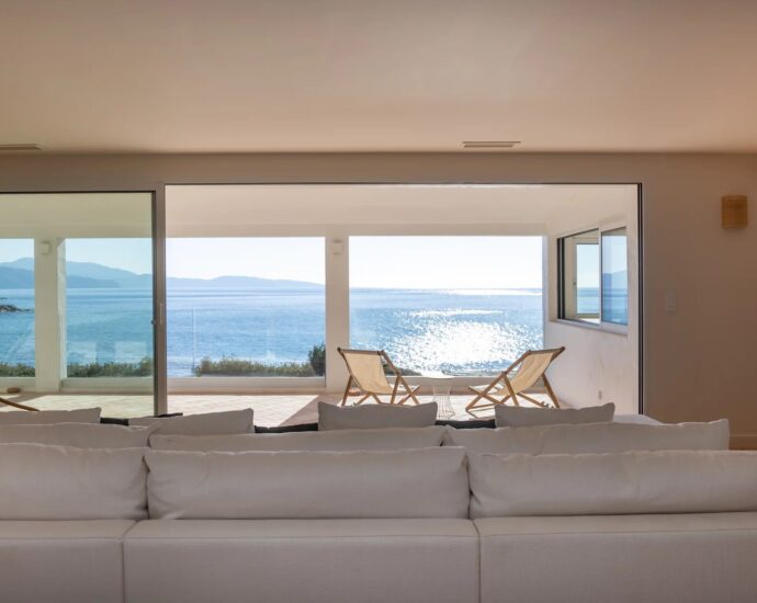 Sagone, Villa pieds dans l&rsquo;eau, 6 chambres, vue mer panoramique, accès plage à pied