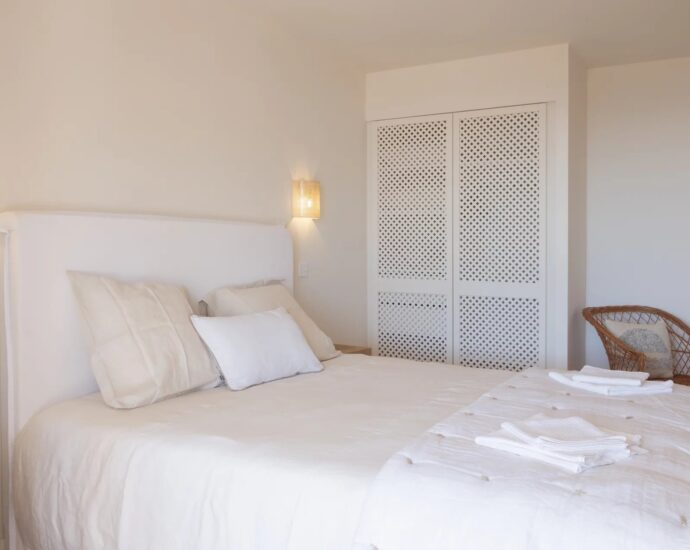 Sagone, Villa pieds dans l&rsquo;eau, 6 chambres, vue mer panoramique, accès plage à pied