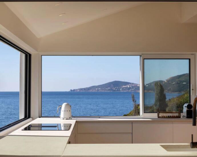 Sagone, Villa pieds dans l&rsquo;eau, 6 chambres, vue mer panoramique, accès plage à pied