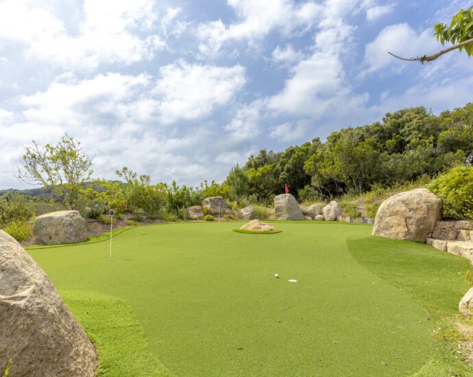 Bonifacio, 5-Bedroom Villa with Heated Pool, Golf Practice Area, Panoramic Mountain Views, Close to Beaches