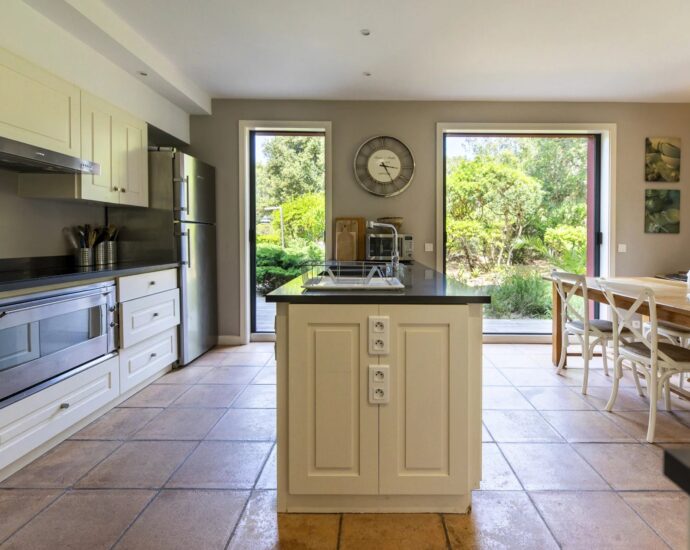 Porto Vecchio, Domaine de Cala Rossa, villa 6 chambres, piscine, vue mer, plage à pieds