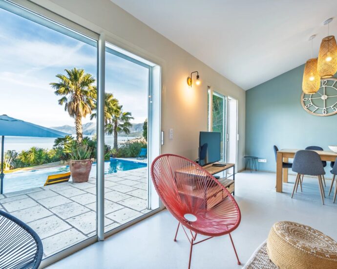 Saint-Florent, Villa vue mer panoramique, 4 chambres, appartement indépendant, piscine à débordement, proche plage