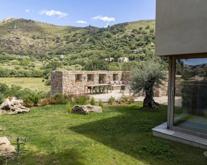 Pigna, villa d&rsquo;architecte, 4 chambres, piscine, vue village et montagnes, proche plage