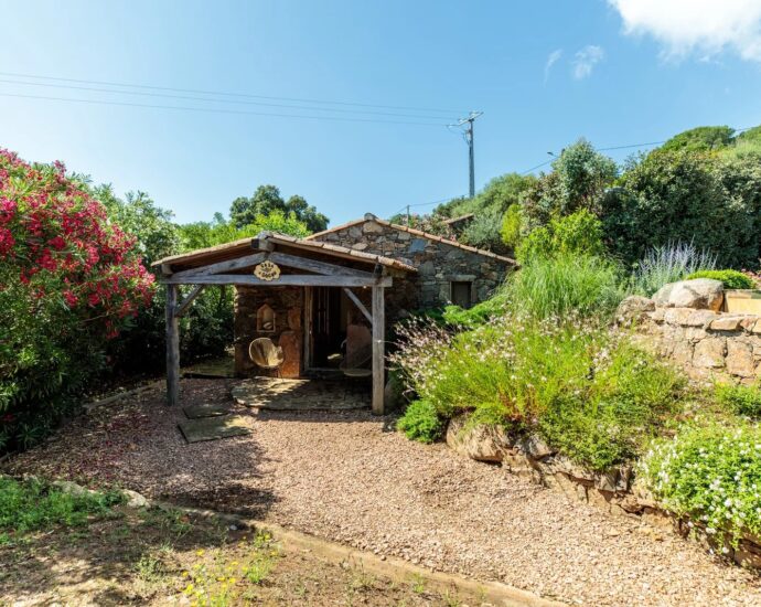 Porto-Vecchio, Palombaggia, sheepfold type villa, 3 bedrooms, pool, close to the beach