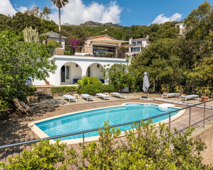 Erbalunga, Villa 6 chambres, pied dans l&rsquo;eau, vue mer panoramique, piscine