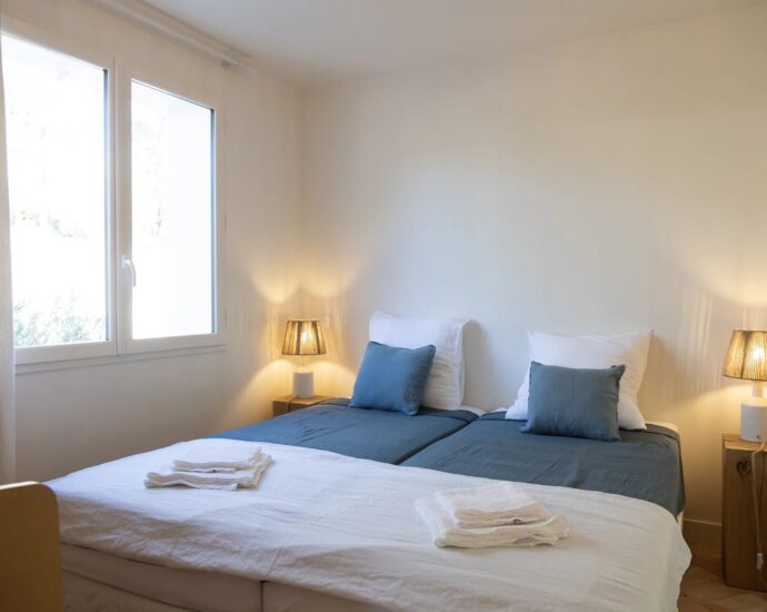 Sagone, Villa pieds dans l&rsquo;eau, 6 chambres, vue mer panoramique, accès plage à pied