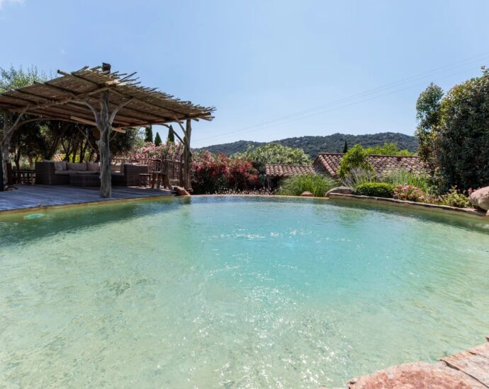Porto-Vecchio, Palombaggia, sheepfold type villa, 3 bedrooms, pool, close to the beach