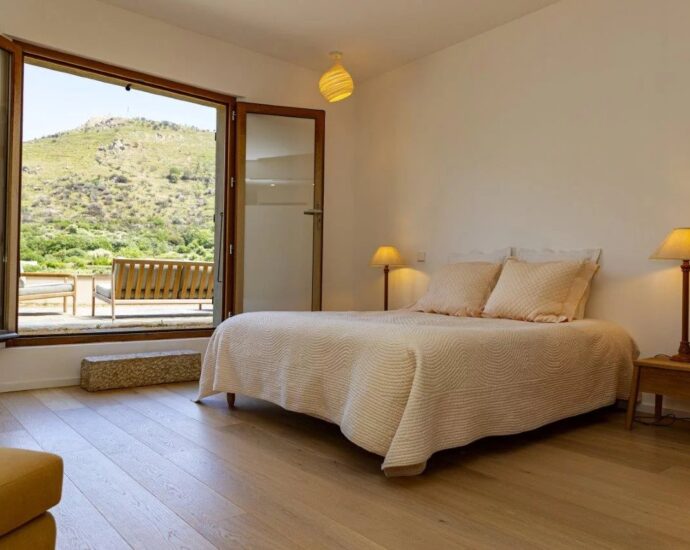 Pigna, villa d&rsquo;architecte, 4 chambres, piscine, vue village et montagnes, proche plage