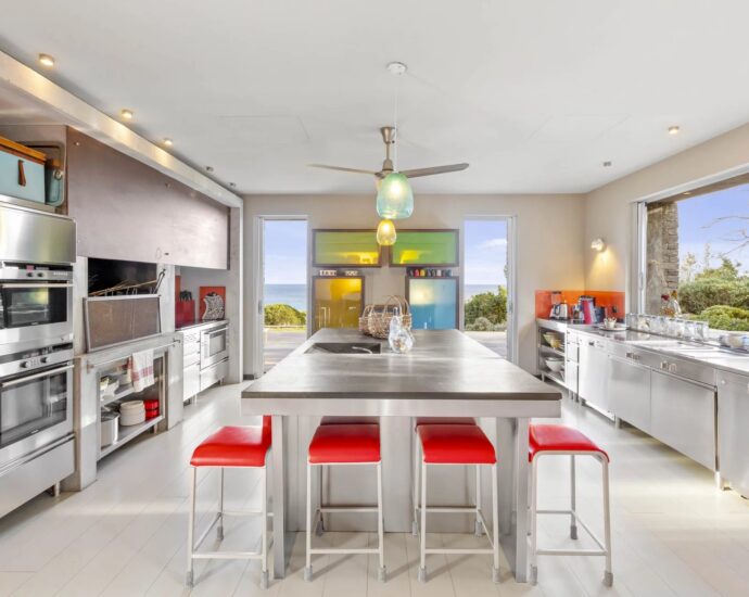 Palombaggia, villa pied dans l&rsquo;eau, 7 chambres, piscine à débordement, vue mer panoramique, plage à pied