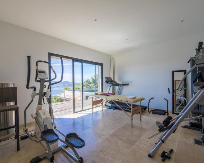 Porto-Vecchio, Golfo di sogno, villa pied dans l&rsquo;eau, 6 chambres, vue mer panoramique, accès mer