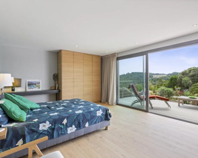 Bonifacio, 5-Bedroom Villa with Heated Pool, Golf Practice Area, Panoramic Mountain Views, Close to Beaches