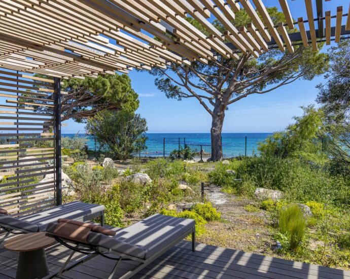 Caramontino, Domaine d&rsquo;Arinella, villa 7 chambres, pied dans l&rsquo;eau, piscine, vue mer panoramique, plage à pied