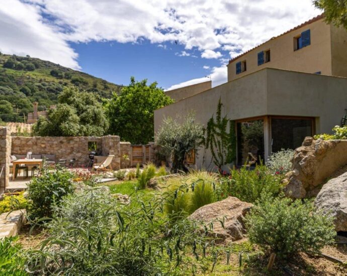 Pigna, villa d&rsquo;architecte, 4 chambres, piscine, vue village et montagnes, proche plage