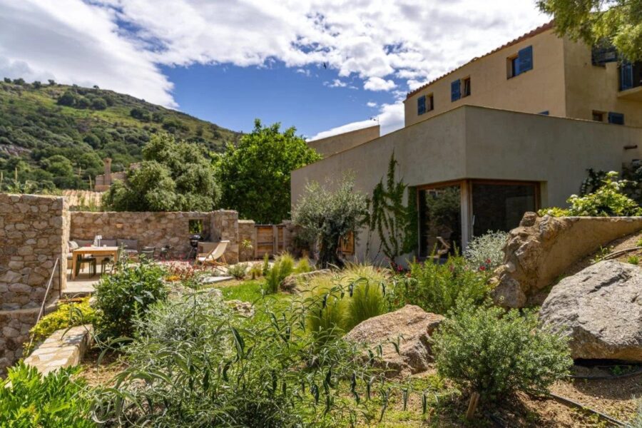 Pigna, villa d&rsquo;architecte, 4 chambres, piscine, vue village et montagnes, proche plage