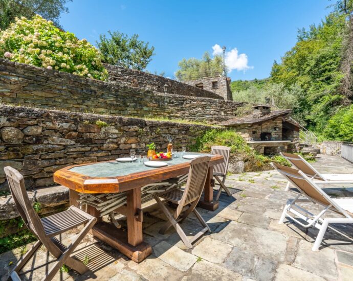 Castagniccia, Proche Bastia, Domaine 7 chambres, Piscine chauffée, accès rivière, proche plages