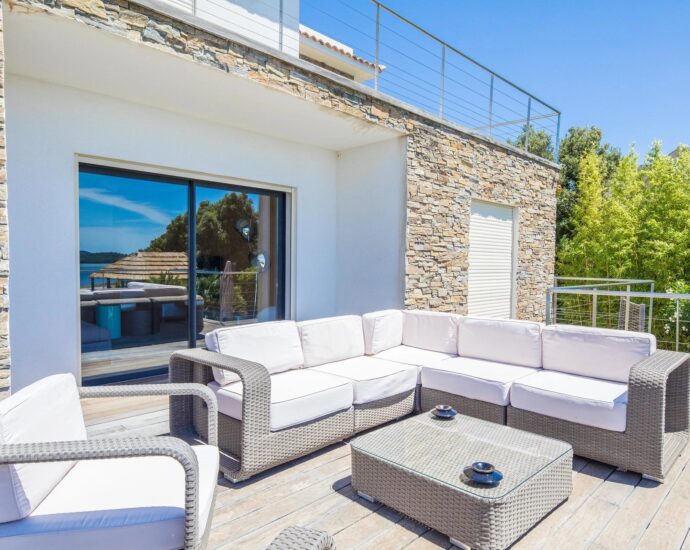 Porto-Vecchio, Golfo di sogno, villa pied dans l&rsquo;eau, 6 chambres, vue mer panoramique, accès mer