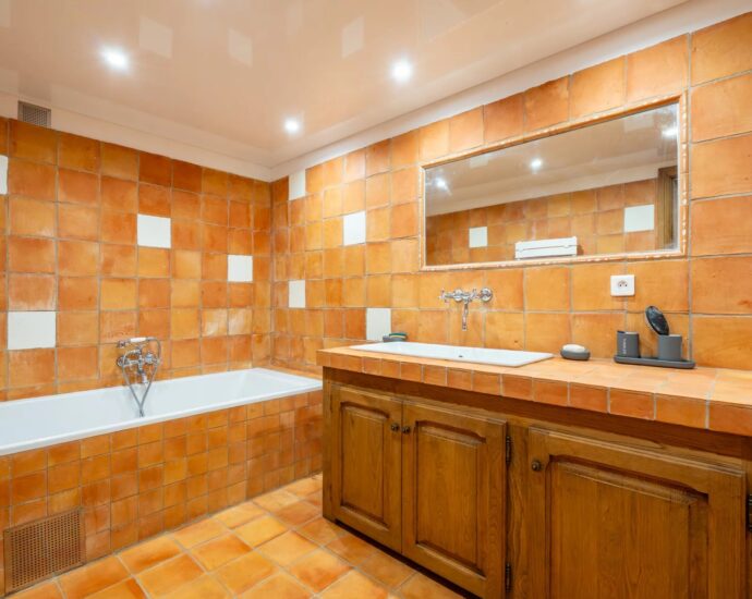 Castagniccia, Proche Bastia, Domaine 7 chambres, Piscine chauffée, accès rivière, proche plages