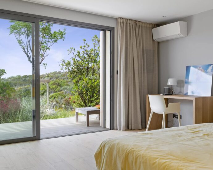 Bonifacio, 5-Bedroom Villa with Heated Pool, Golf Practice Area, Panoramic Mountain Views, Close to Beaches