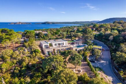 Caramontino, Private Arinella Estate, 6-Bedroom Villa, Pool, Jacuzzi, Mountain Views, Walking Distance to the Beach