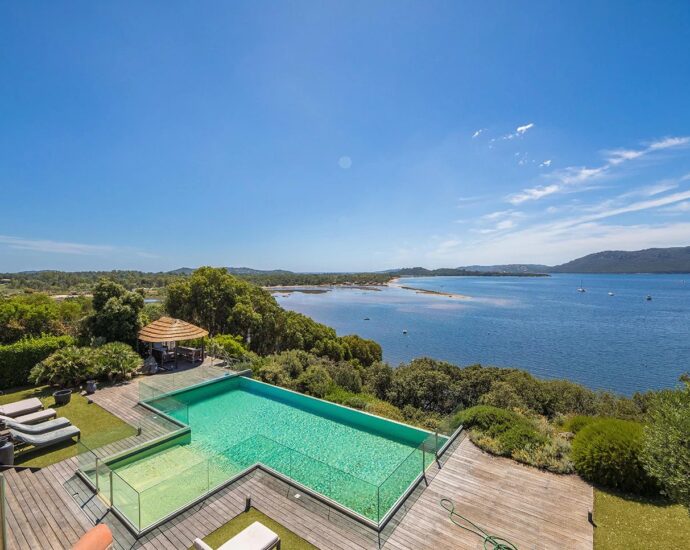 Porto-Vecchio, Golfo di sogno, villa pied dans l&rsquo;eau, 6 chambres, vue mer panoramique, accès mer