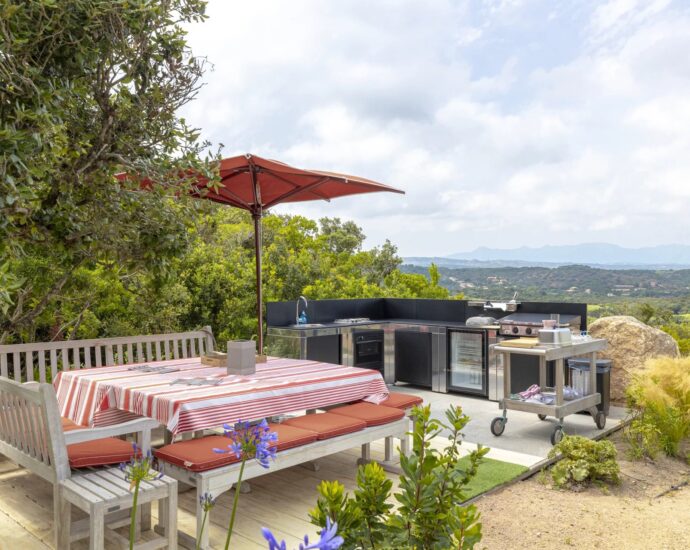 Bonifacio, 5-Bedroom Villa with Heated Pool, Golf Practice Area, Panoramic Mountain Views, Close to Beaches