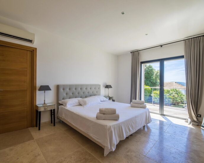 Porto-Vecchio, Golfo di sogno, villa pied dans l&rsquo;eau, 6 chambres, vue mer panoramique, accès mer