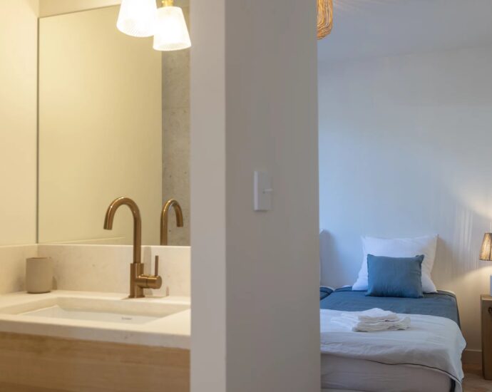 Sagone, Villa pieds dans l&rsquo;eau, 6 chambres, vue mer panoramique, accès plage à pied