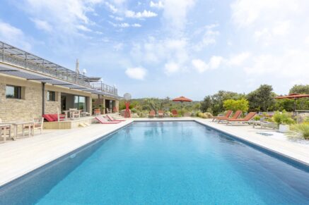 Bonifacio, 5-Bedroom Villa with Heated Pool, Golf Practice Area, Panoramic Mountain Views, Close to Beaches