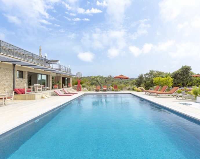 Bonifacio, 5-Bedroom Villa with Heated Pool, Golf Practice Area, Panoramic Mountain Views, Close to Beaches