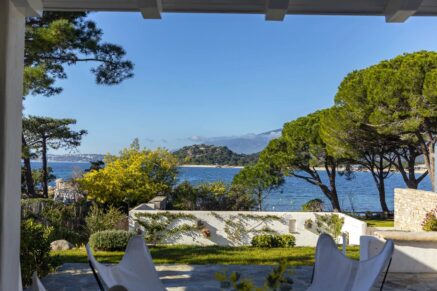 Porto-Vecchio, Domaine de Cala Rossa, villa pied dans l’eau, vue mer panoramique, 5 chambres, plage à pied