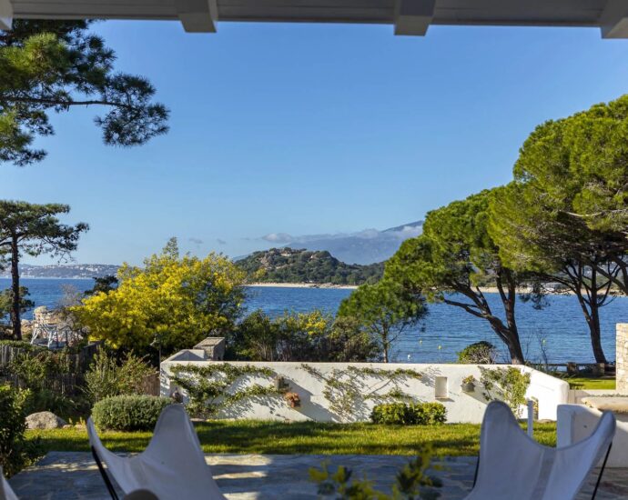 Porto-Vecchio, Domaine de Cala Rossa, villa pied dans l’eau, vue mer panoramique, 5 chambres, plage à pied