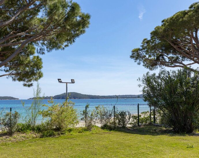 Caramontino, Domaine d&rsquo;Arinella, villa 7 chambres, pied dans l&rsquo;eau, piscine, vue mer panoramique, plage à pied