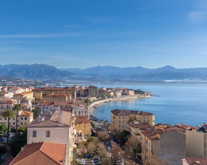 Exclusivité, Ajaccio, Appartement dans résidence privée, T2, terrasses, plage à pied