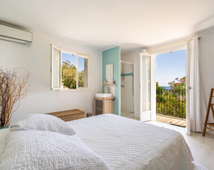 Erbalunga, Villa 6 chambres, pied dans l&rsquo;eau, vue mer panoramique, piscine