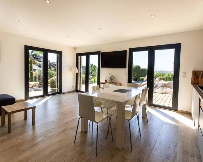 Porto-Vecchio, Villa 4 chambres, Vue panoramique mer et montagnes, piscine chauffée, proche plages