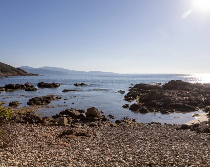Sagone, Villa pieds dans l&rsquo;eau, 6 chambres, vue mer panoramique, accès plage à pied