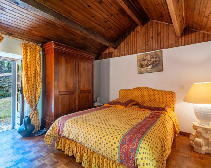 Castagniccia, Proche Bastia, Domaine 7 chambres, Piscine chauffée, accès rivière, proche plages