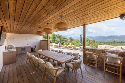 Caramontino, Private Arinella Estate, 6-Bedroom Villa, Pool, Jacuzzi, Mountain Views, Walking Distance to the Beach