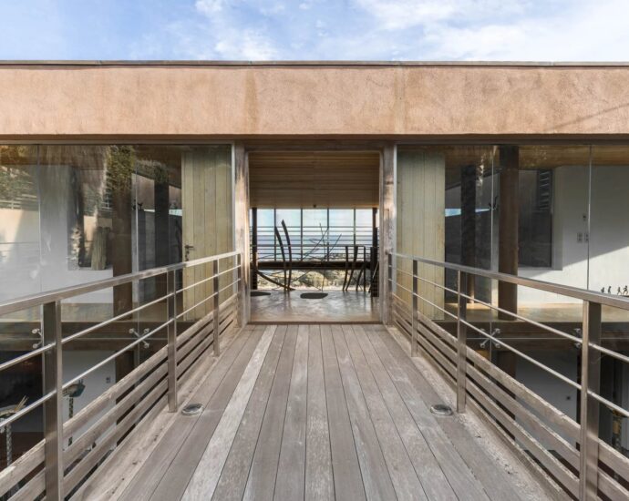 Palombaggia, villa pied dans l&rsquo;eau, 7 chambres, piscine à débordement, vue mer panoramique, plage à pied