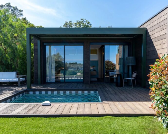 Caramontino, Villa-Hotel with Sea View, 8 Bedrooms with Private Pools, Swimming Pool, Walking Distance to the Beach