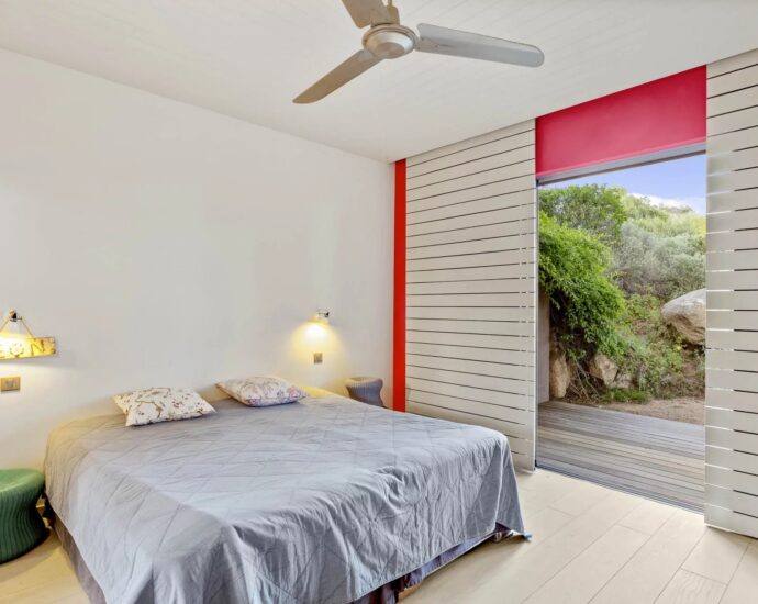 Palombaggia, villa pied dans l&rsquo;eau, 7 chambres, piscine à débordement, vue mer panoramique, plage à pied