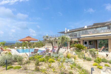 Bonifacio, 5-Bedroom Villa with Heated Pool, Golf Practice Area, Panoramic Mountain Views, Close to Beaches