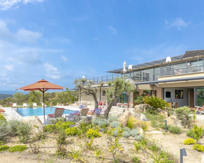 Bonifacio, 5-Bedroom Villa with Heated Pool, Golf Practice Area, Panoramic Mountain Views, Close to Beaches