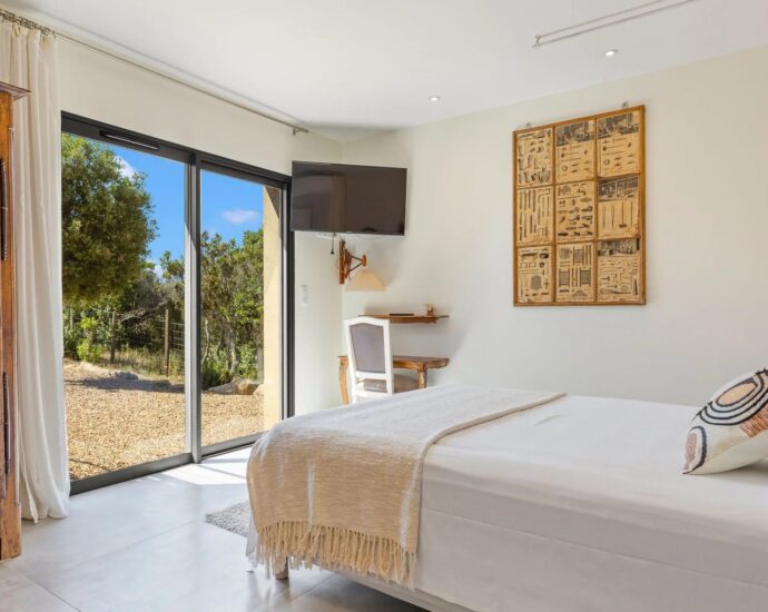 Pianottoli-Caldarello, Villa with Panoramic Sea Views, 7 Bedrooms, Pool, Jacuzzi, Walking Distance to the Beach