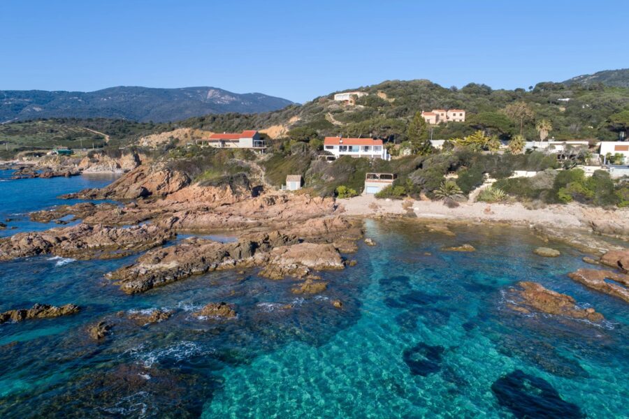 Sagone, Villa pieds dans l&rsquo;eau, 6 chambres, vue mer panoramique, accès plage à pied