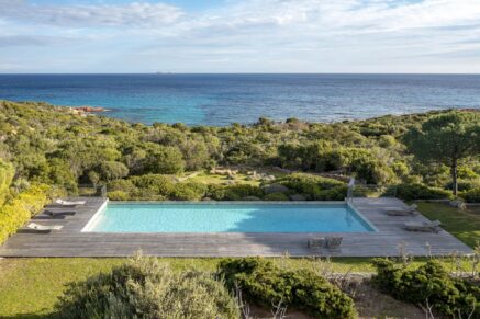 Palombaggia, villa pied dans l&rsquo;eau, 7 chambres, piscine à débordement, vue mer panoramique, plage à pied