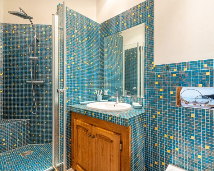 Castagniccia, Proche Bastia, Domaine 7 chambres, Piscine chauffée, accès rivière, proche plages